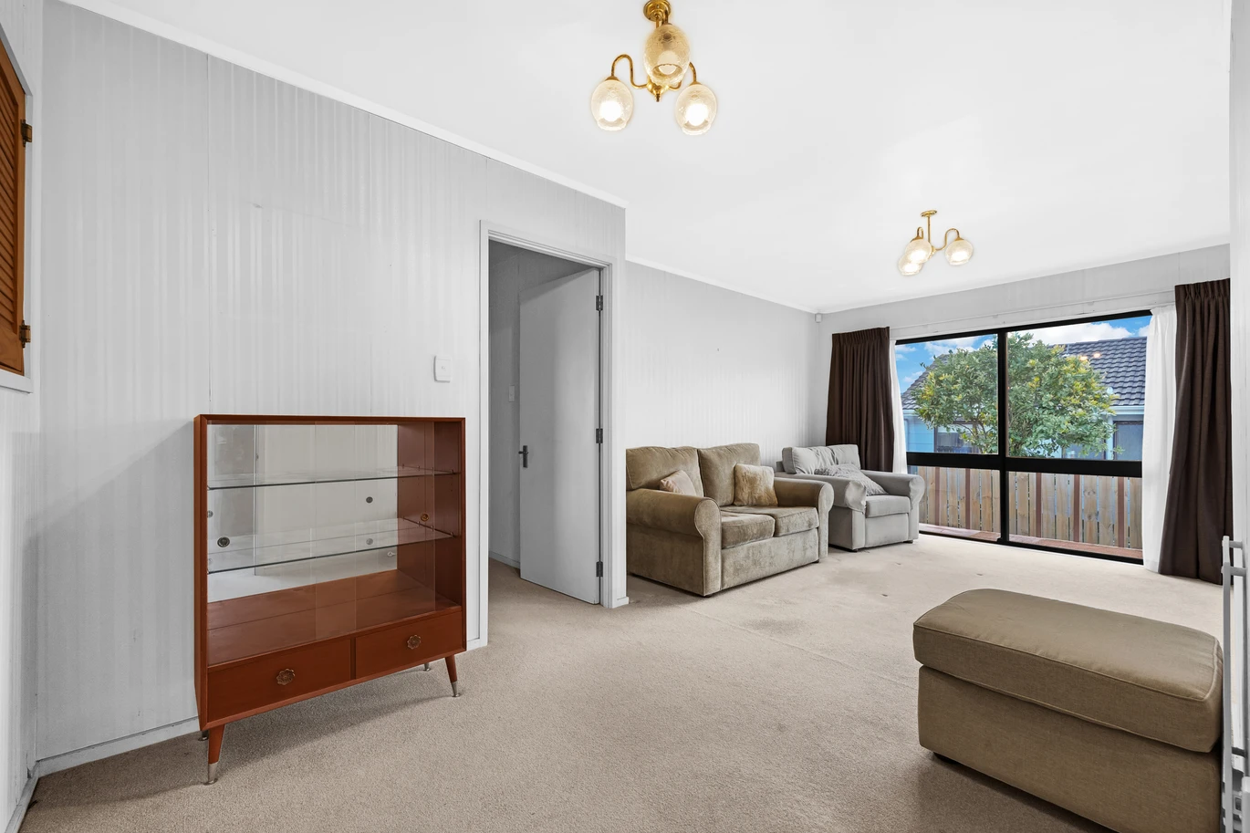 Once for around 41 years, Auction RESERVE SET $500,000, Standalone 3 beds 1 bath house with garage, The owners are ready to move on, 2/36 York Road Papatoetoe, Auckland