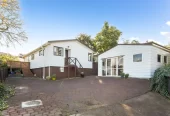 Standalone 3 beds 1 bath house with car parks and a fantastic separate studio, Zoned for Green Bay Primary School and Green Bay High School. 1/23 Stottholm Road Titirangi, Auckland
