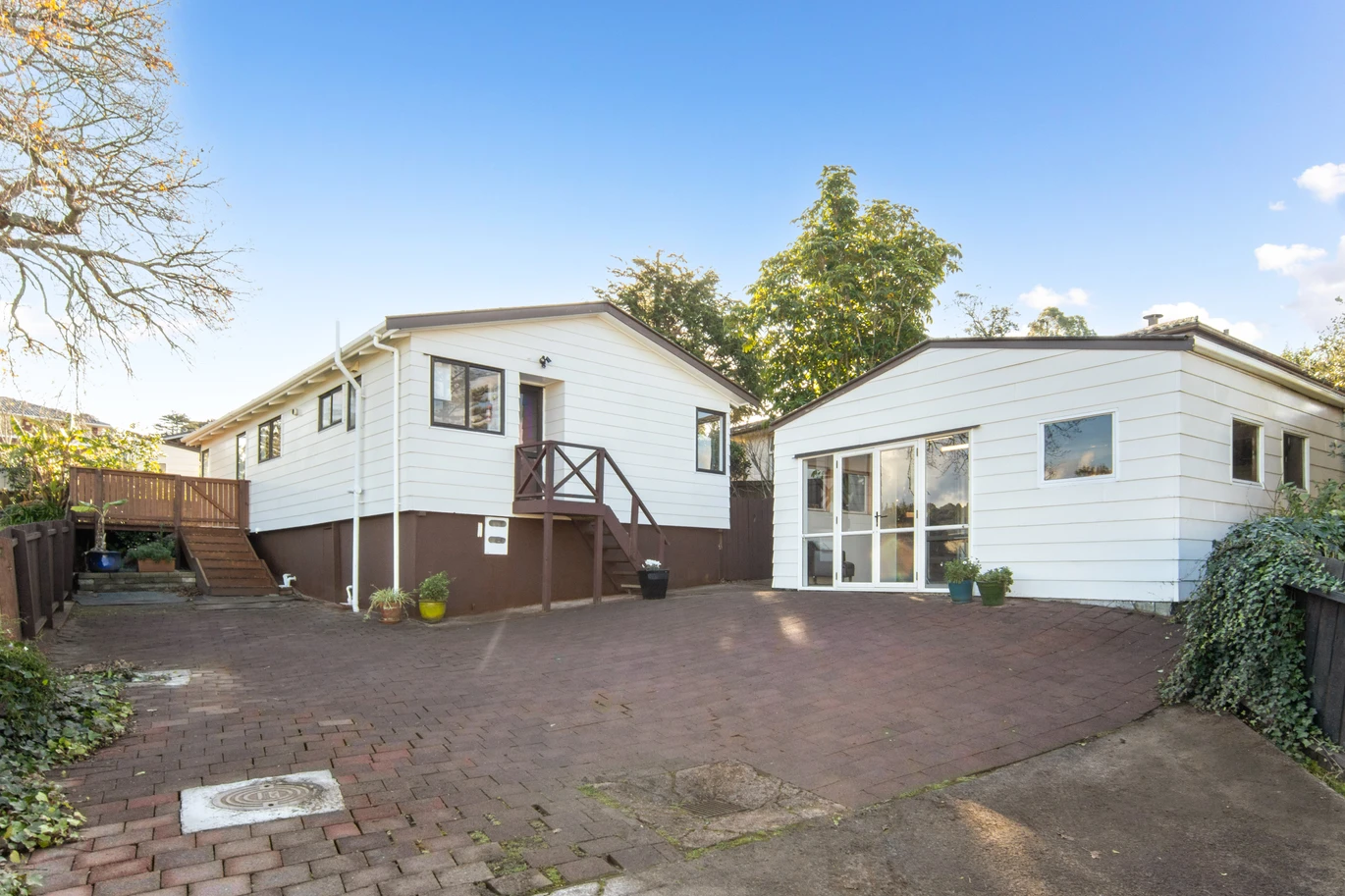 Standalone 3 beds 1 bath house with car parks and a fantastic separate studio, Zoned for Green Bay Primary School and Green Bay High School. 1/23 Stottholm Road Titirangi, Auckland