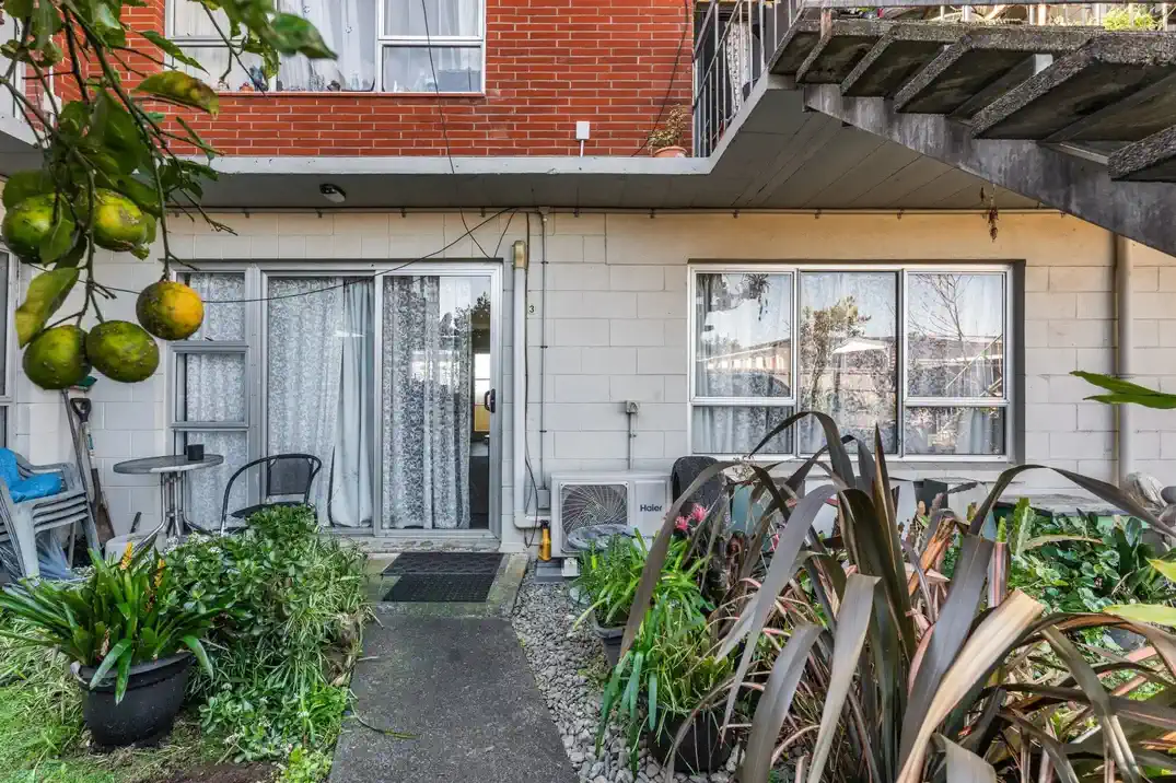 For rent, 2 beds 1 bath ground floor unit with carport, Available Now. 3/67a Princes Street, Otahuhu, Auckland