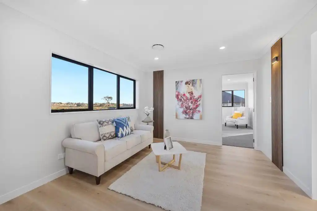 2 kitchens, 6 beds (4 ensuites) 5.5 baths house with double garage and 2 beds granny, 39 Park Green Avenue, Karaka, Auckland