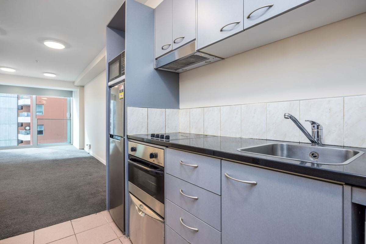 The overseas owner is motivated to achieve a sale, Auckland Girls Grammar school zone, 44m2 Freehold 2 beds 1 bath apartment, 222/135 Hobson Street, Auckland Central, Auckland