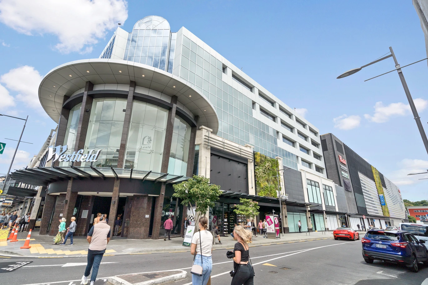 Overseas Vendor Must Sell – Double Grammar school zone (AGS & EGGS), 3 beds 2 baths apartment with 2 car parks, in the highly regarded King’s Square Apartments. 420/26 Remuera Road Newmarket, Auckland
