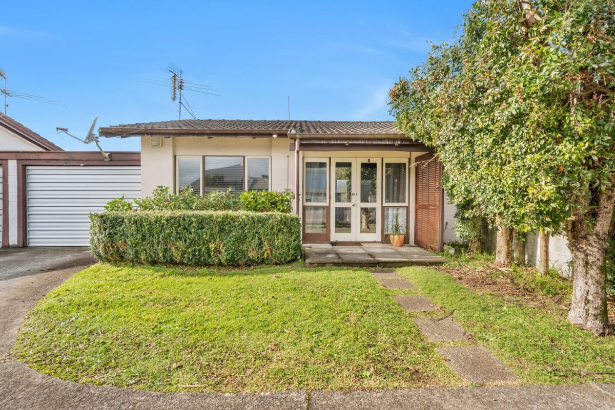 Owner downsizing, 2 beds 1 bath home with garage, 2/25 Kitchener Road, Sandringham, Auckland