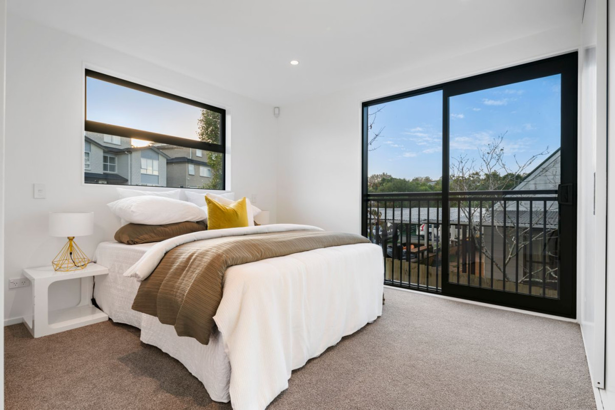 Price dropped to sell down the last 3 units, Brandnew freehold 3 beds 2.5 baths home with car park, No any Society cost, Under floor heating in both bathrooms, 11 Pharlap Drive, Northcross, Auckland