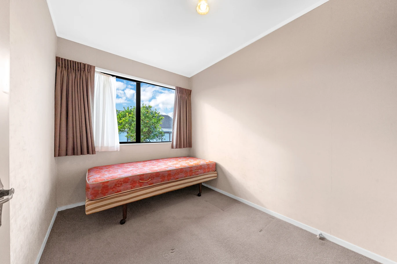 Once for around 41 years, Auction RESERVE SET $500,000, Standalone 3 beds 1 bath house with garage, The owners are ready to move on, 2/36 York Road Papatoetoe, Auckland