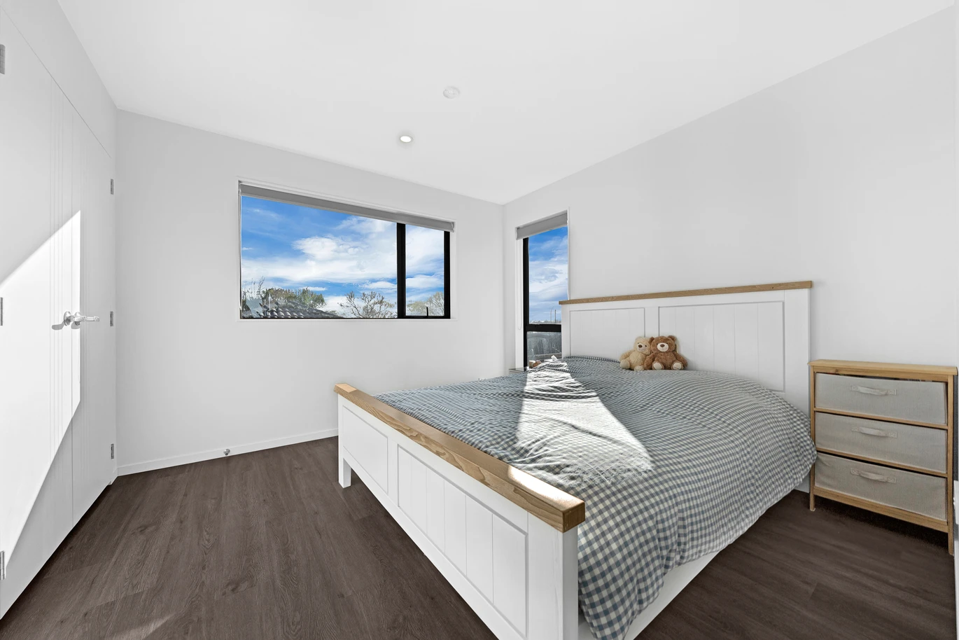 Motivated owner – Urgent Sale, 2 beds 1.5 baths home with garage and 1 Extra parking, Freehold End Unit/ 3x Backyard/ No Body Corp, 8/45 Dale Crescent Pakuranga, Auckland