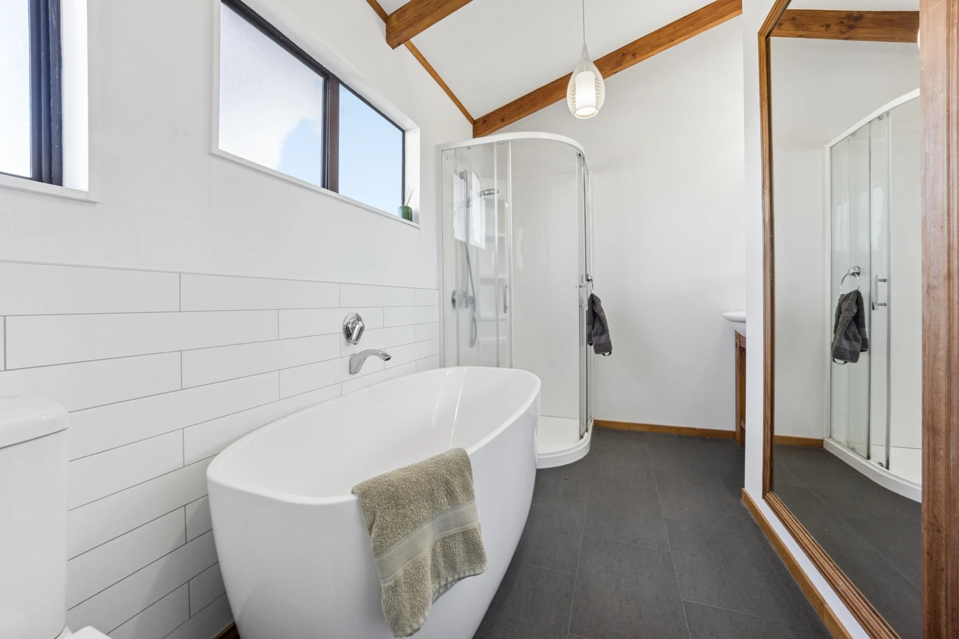 Standalone 3 beds 1 bath house with car parks and a fantastic separate studio, Zoned for Green Bay Primary School and Green Bay High School. 1/23 Stottholm Road Titirangi, Auckland