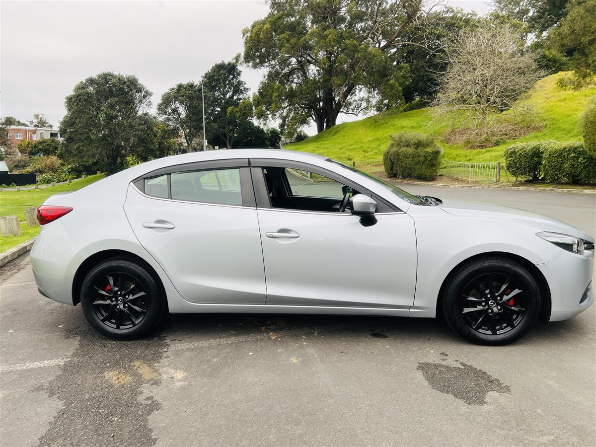 2018 Mazda Axela APPLE CAR PLAY 44000 KMS ONLY Hatchback Automatic, 5 seats, Petrol, 1,500 cc