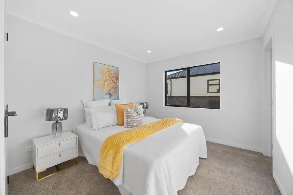 2 kitchens, 6 beds (4 ensuites) 5.5 baths house with double garage and 2 beds granny, 39 Park Green Avenue, Karaka, Auckland