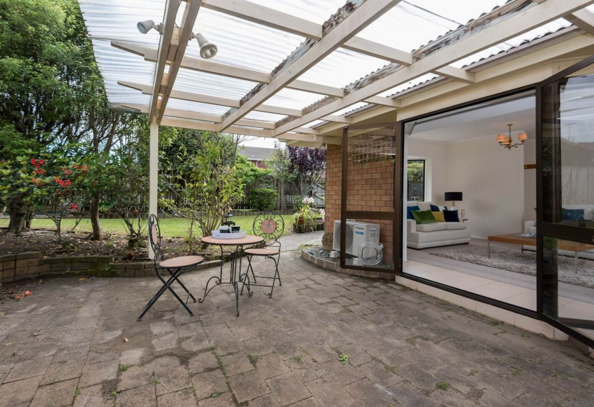 For rent, Brick and tile 3 beds 2 baths house with single garage, available 31st August, 2/2 Channing Crescent, Botany Downs, Auckland
