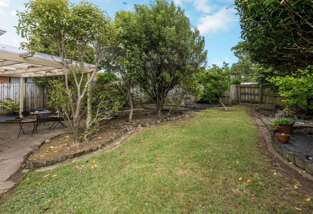 For rent, Brick and tile 3 beds 2 baths house with single garage, available 31st August, 2/2 Channing Crescent, Botany Downs, Auckland