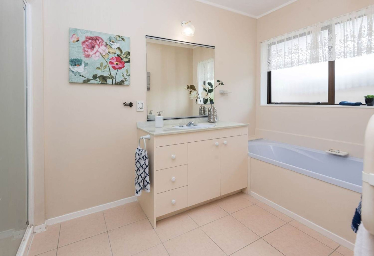 For rent, Brick and tile 3 beds 2 baths house with single garage, available 31st August, 2/2 Channing Crescent, Botany Downs, Auckland