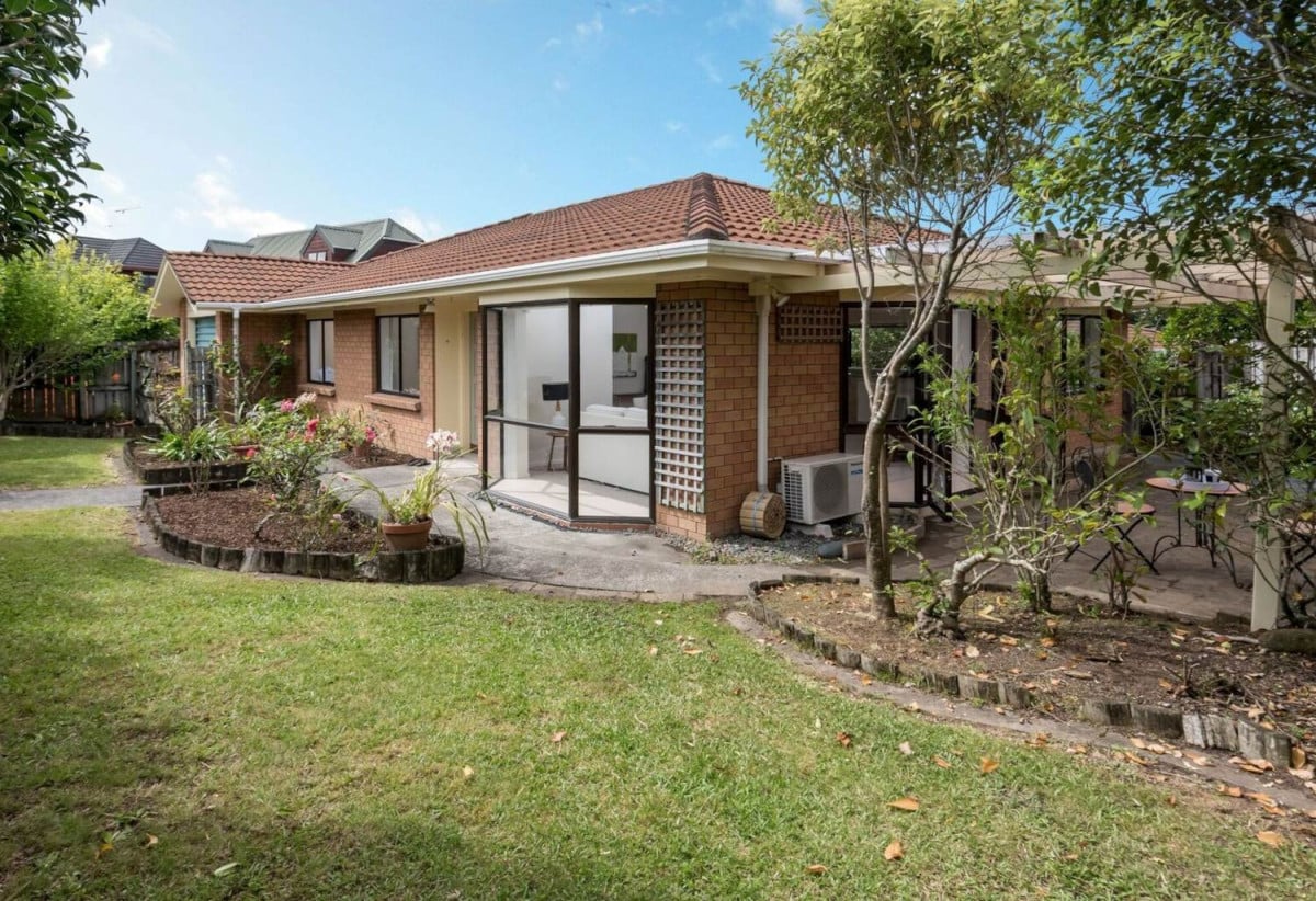 For rent, Brick and tile 3 beds 2 baths house with single garage, available 31st August, 2/2 Channing Crescent, Botany Downs, Auckland