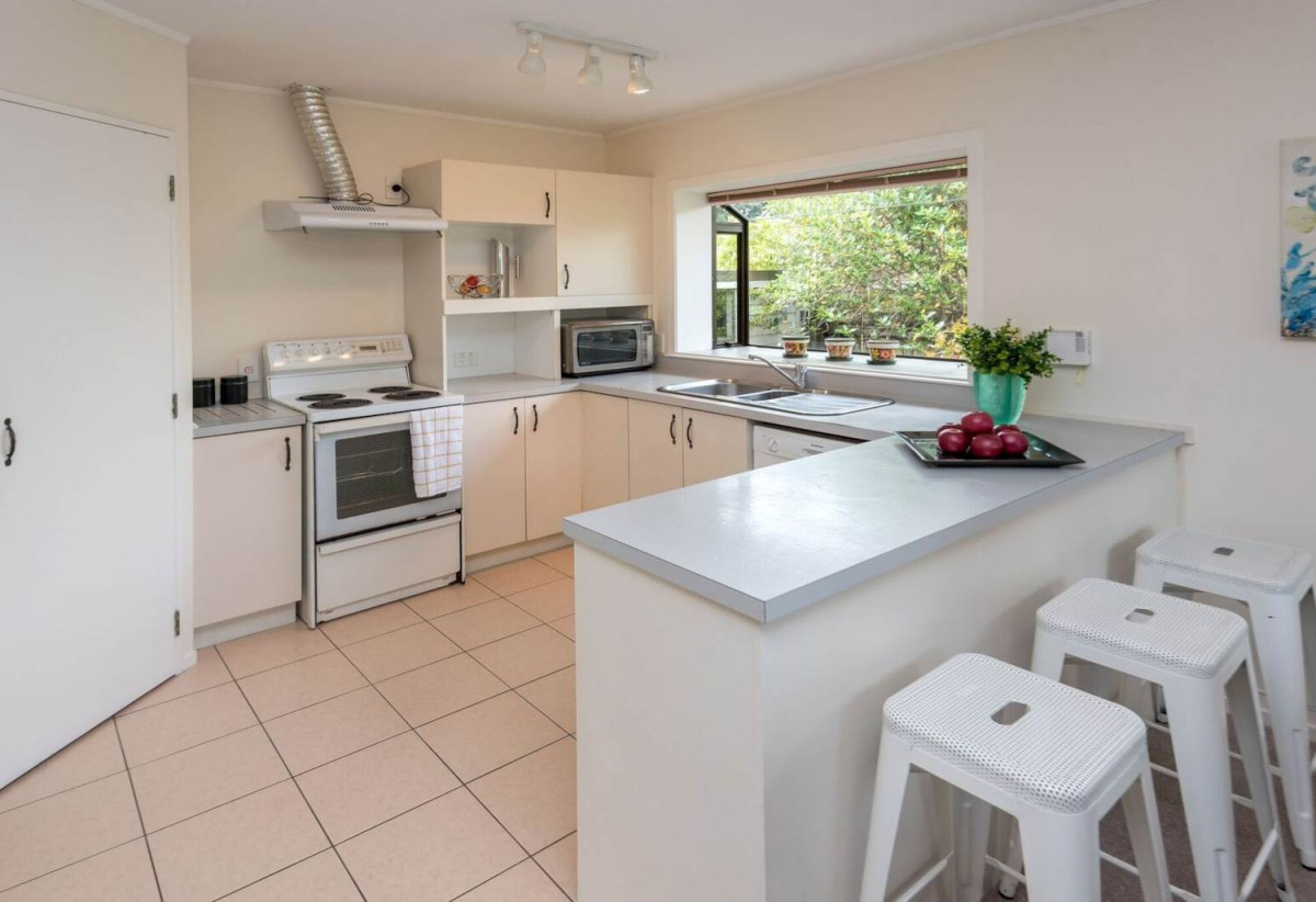 For rent, Brick and tile 3 beds 2 baths house with single garage, available 31st August, 2/2 Channing Crescent, Botany Downs, Auckland
