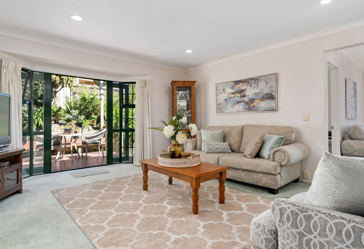 For rent, No smoking. Pets will be considered. 5 beds 3 baths house with double garage, available now, 7 Houhere Close, Albany, Auckland