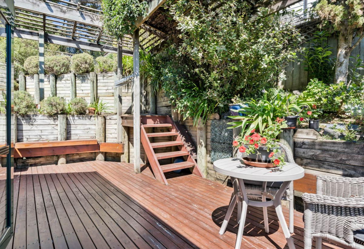 For rent, No smoking. Pets will be considered. 5 beds 3 baths house with double garage, available now, 7 Houhere Close, Albany, Auckland