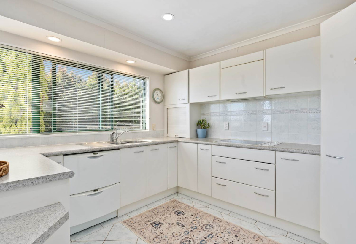 For rent, No smoking. Pets will be considered. 5 beds 3 baths house with double garage, available now, 7 Houhere Close, Albany, Auckland