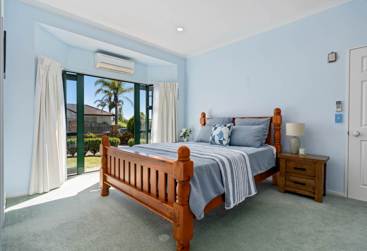For rent, No smoking. Pets will be considered. 5 beds 3 baths house with double garage, available now, 7 Houhere Close, Albany, Auckland