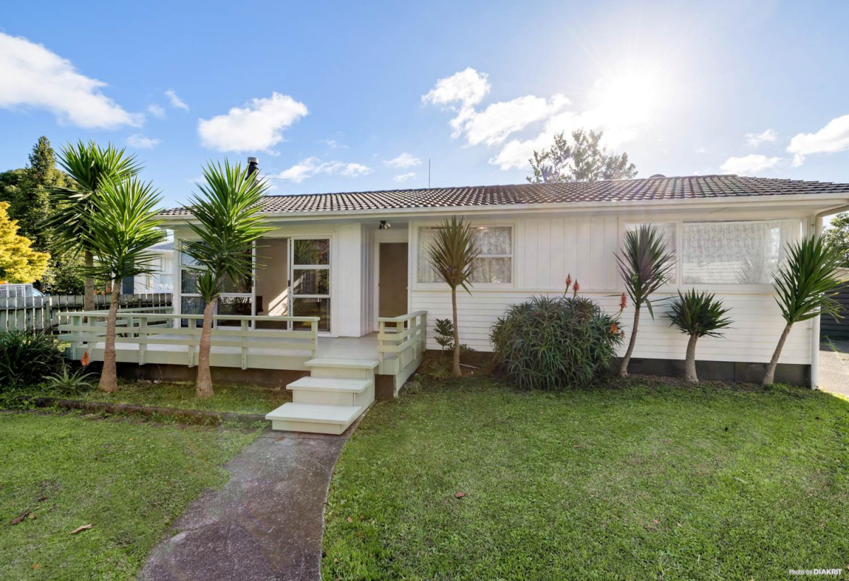 For rent, 3 beds 1 bath house with standalone double garage, available 27th July, 21 Jupiter Street, Papakura, Auckland