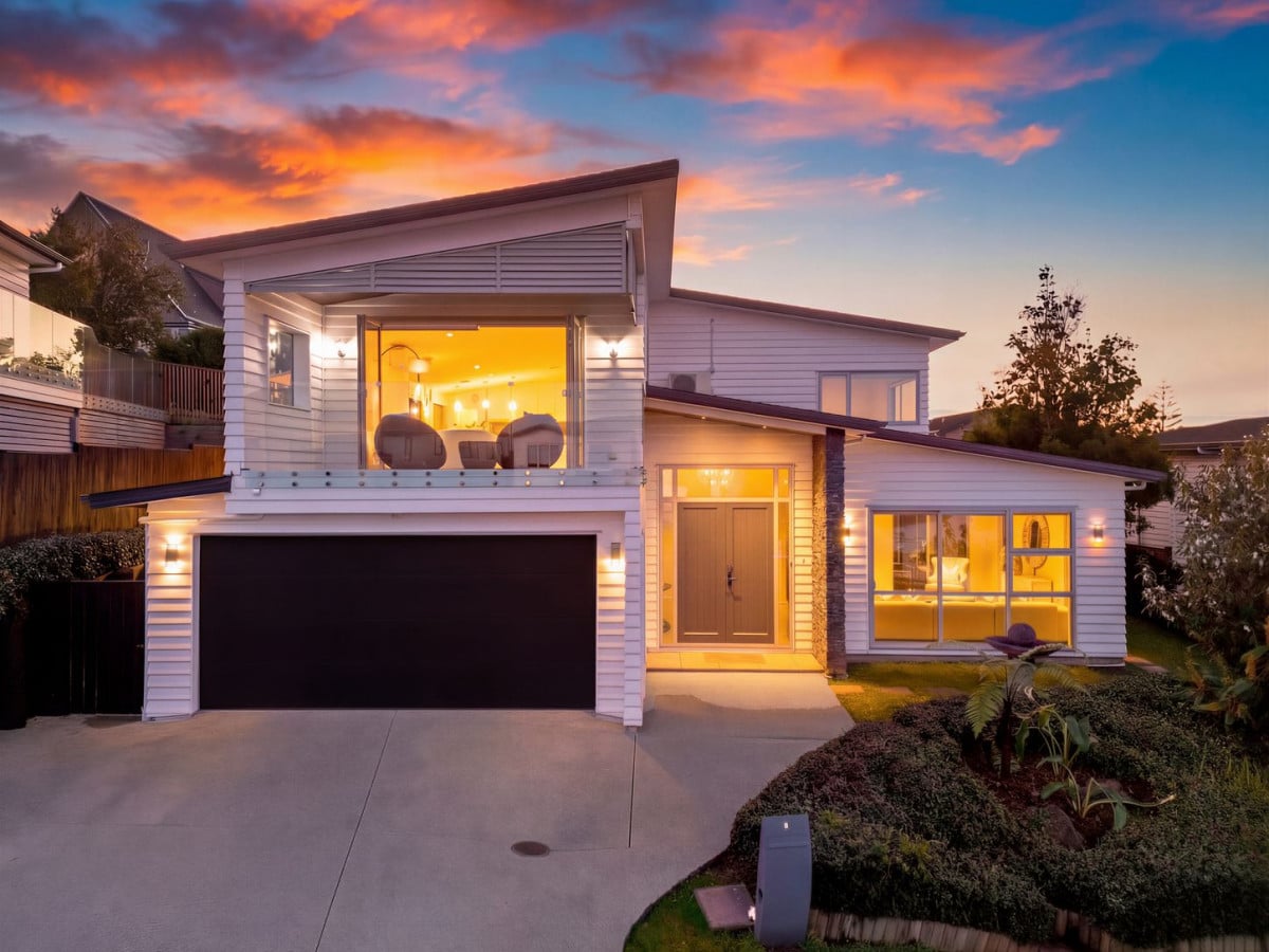 621m2 section, 2 kitchens, 334m2 5 beds ( 2 ensuites, Two additional semi-ensuite) 4 baths house with double garage, 2 ensuites ground floor, 9 Platinum Rise, Ranui, Auckland