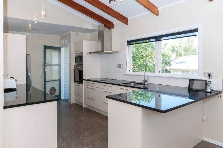For rent, Newly carpeted 3 beds 1 bath main house with garage in the front, available 27th July, 59 La Trobe Street, Pakuranga, Auckland