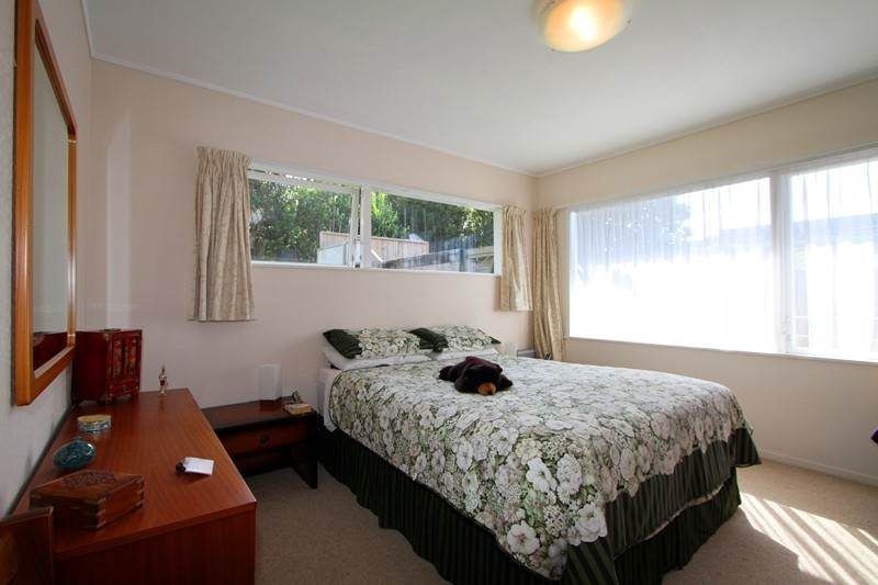 For rent, No smokers, MACLEANS ZONE & Swimming Pool Includes, 4 beds 2 baths house with standalone double garage, available 14th September, 28 Haseler Crescent, Mellons Bay, Auckland