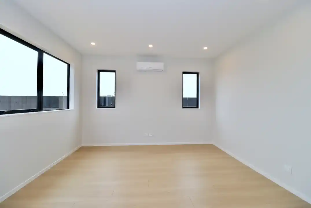 For rent, No Pet, No smoker, 5 beds 3 baths house with garage, including a self-contained 1-bedroom unit with its own living area, separate entry, and subletting allowed, Available from the 7th July, 13 Ngakau Road, Drury, Auckland