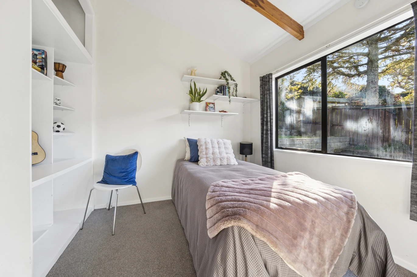 Standalone 3 beds 1 bath house with car parks and a fantastic separate studio, Zoned for Green Bay Primary School and Green Bay High School. 1/23 Stottholm Road Titirangi, Auckland