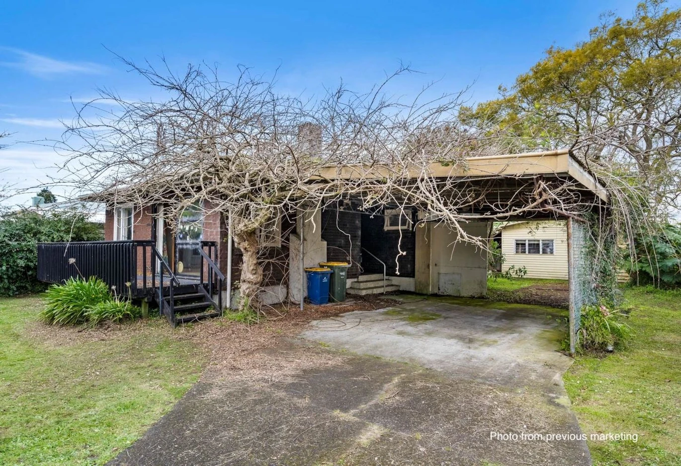 Must sell, Urgent Sell, Next to Ranui Domain, 3 bebs 1 bath house, Flat 905m² THAB Site with RC Approved, The vendor’s instructions are crystal clear: this property must go immediately, 498 Swanson Road Ranui, Auckland