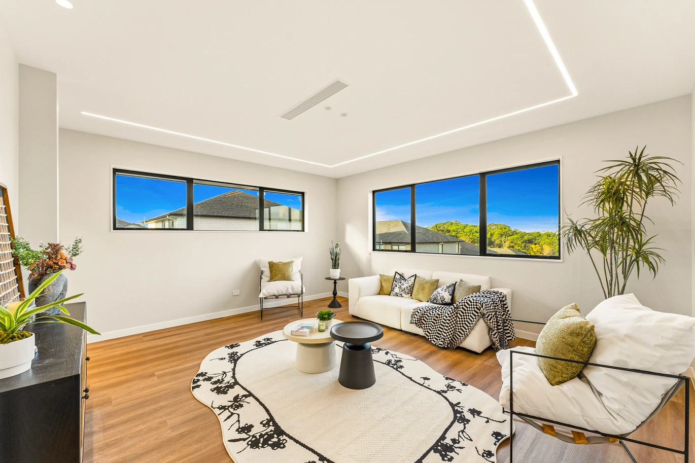 786m2 section, 2 kitchens, 355m2 Brandnew 7 beds (1 ensuite) 4 baths house with double garage and 3 beds granny, move-in ready, Central air conditioning system upstairs, Separate heat pump downstairs, Underfloor heating in all bathrooms, 10 Saw Lane Swanson, Auckland