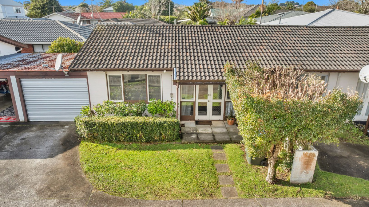 Owner downsizing, 2 beds 1 bath home with garage, 2/25 Kitchener Road, Sandringham, Auckland