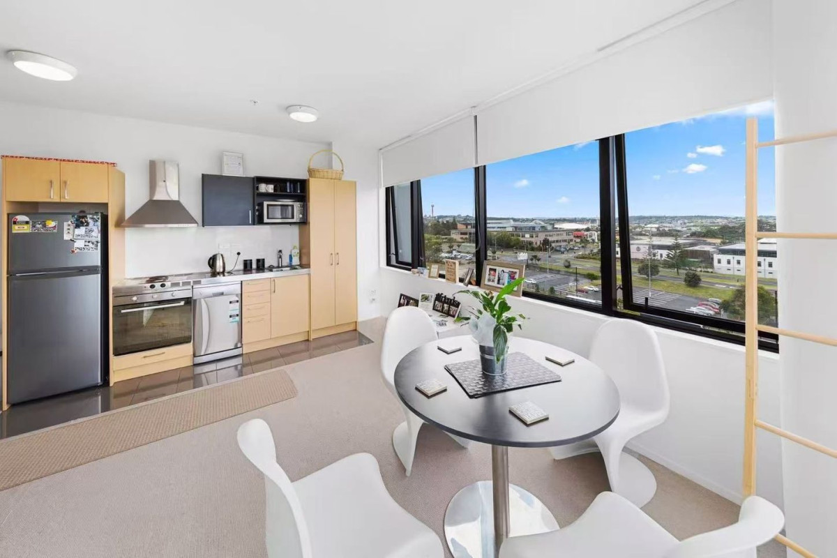 53m2 2 bedrooms, 1 bathroom freehold apartment, Opposite Manukau Train Station, 2-minutes walk to Westfield Manukau, Elevated scenic view, move-in ready, 707/17 Putney Way, Manukau, Auckland