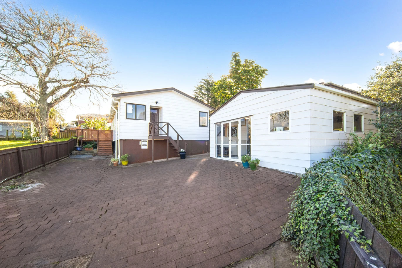 Standalone 3 beds 1 bath house with car parks and a fantastic separate studio, Zoned for Green Bay Primary School and Green Bay High School. 1/23 Stottholm Road Titirangi, Auckland