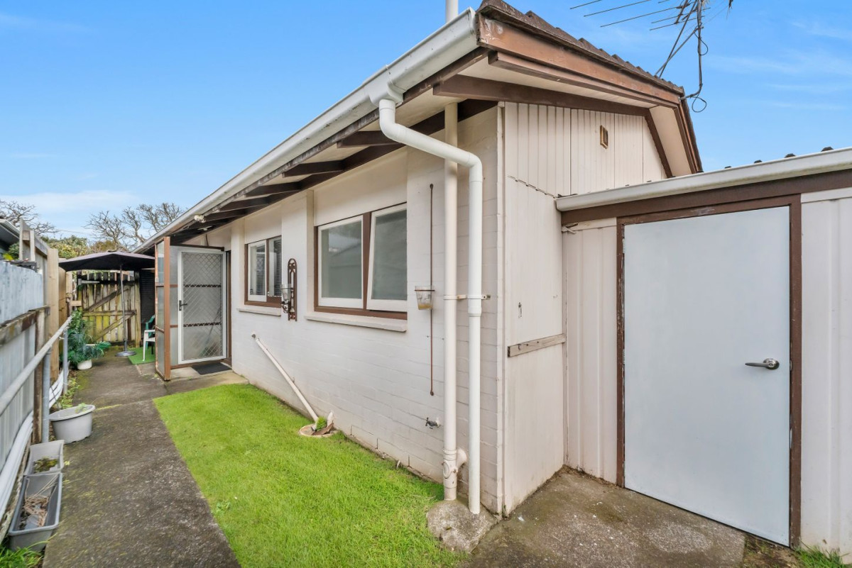 Owner downsizing, 2 beds 1 bath home with garage, 2/25 Kitchener Road, Sandringham, Auckland