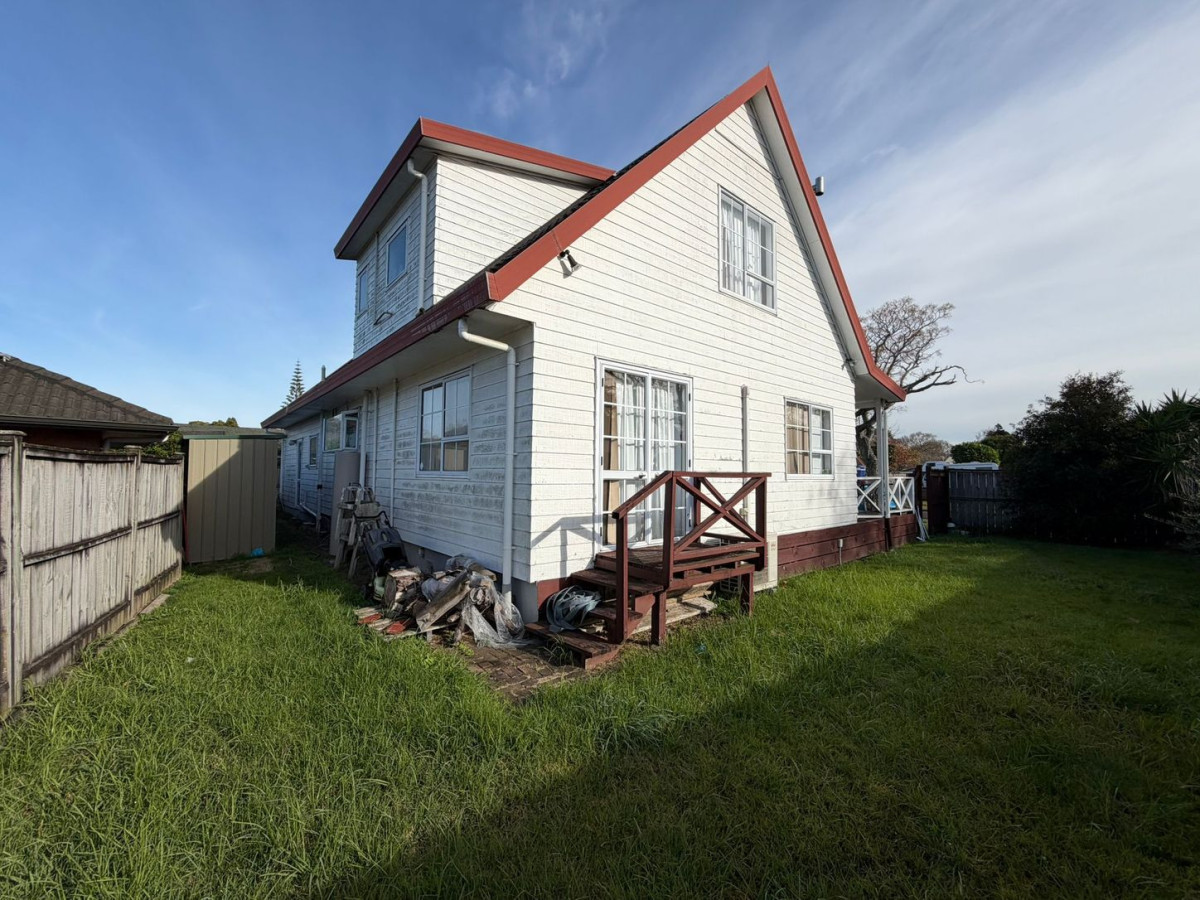 Mortgagee sale, 4oom2 section, 190m2 Standalone 3 beds + 2 rumpus rooms 2 baths house with car parks, 8 Evanda Crescent, Conifer Grove, Auckland