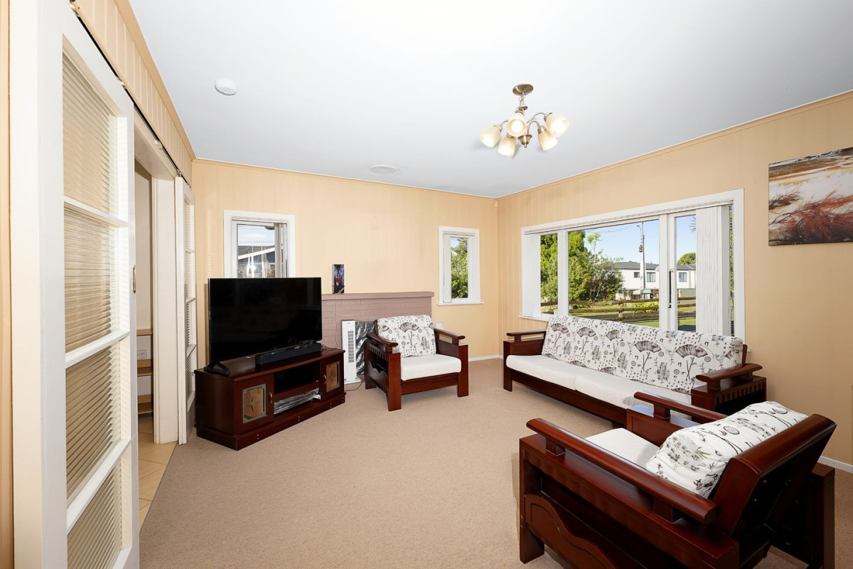 828m2 section, Brick and tile 3 beds 2 baths house with double garage, 27 Metcalfe Road, Ranui, Auckland