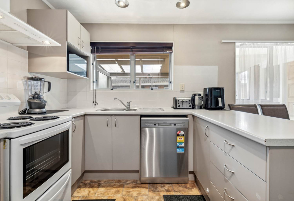 For rent,Brick and tile 3 beds 2 baths unit, 0.1 km to Pakuranga College, available now, 1/17 Liam Place, Half Moon Bay, Auckland