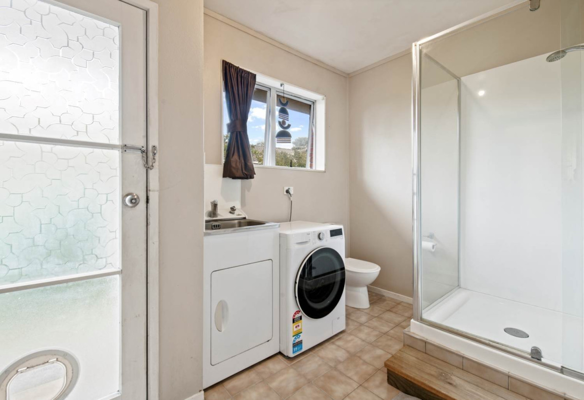 For rent,Brick and tile 3 beds 2 baths unit, 0.1 km to Pakuranga College, available now, 1/17 Liam Place, Half Moon Bay, Auckland