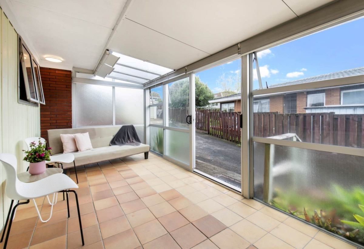 For rent,Brick and tile 3 beds 2 baths unit, 0.1 km to Pakuranga College, available now, 1/17 Liam Place, Half Moon Bay, Auckland