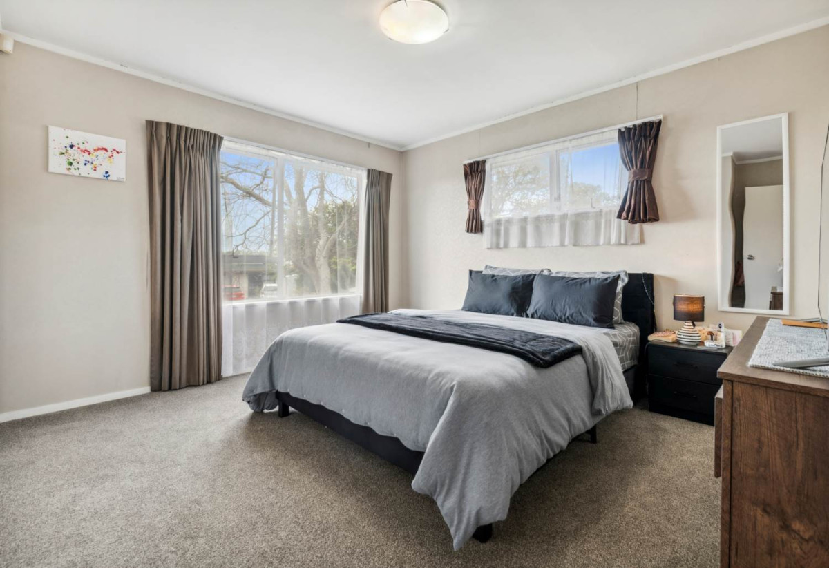 For rent,Brick and tile 3 beds 2 baths unit, 0.1 km to Pakuranga College, available now, 1/17 Liam Place, Half Moon Bay, Auckland