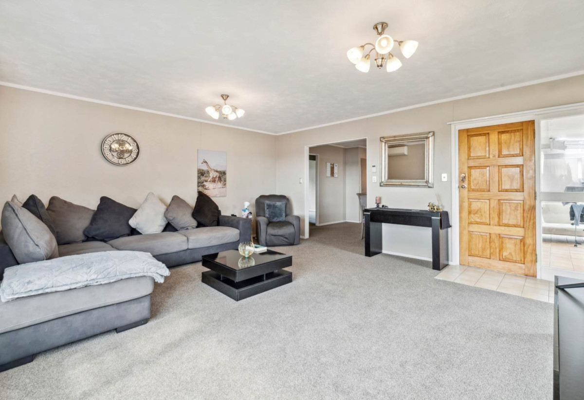 For rent,Brick and tile 3 beds 2 baths unit, 0.1 km to Pakuranga College, available now, 1/17 Liam Place, Half Moon Bay, Auckland