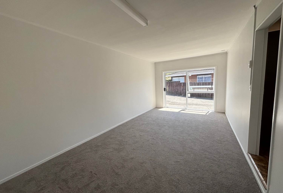 For rent,Brick and tile 3 beds 2 baths unit, 0.1 km to Pakuranga College, available now, 1/17 Liam Place, Half Moon Bay, Auckland