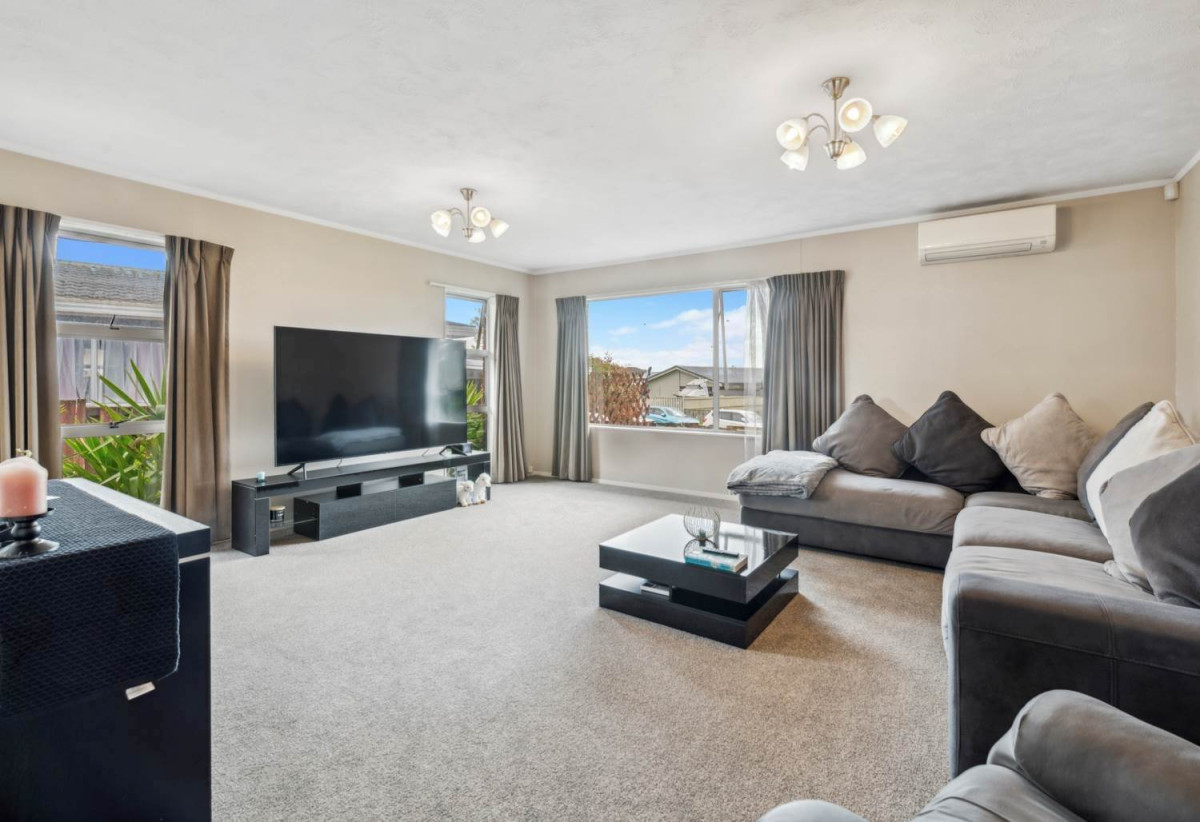 For rent,Brick and tile 3 beds 2 baths unit, 0.1 km to Pakuranga College, available now, 1/17 Liam Place, Half Moon Bay, Auckland