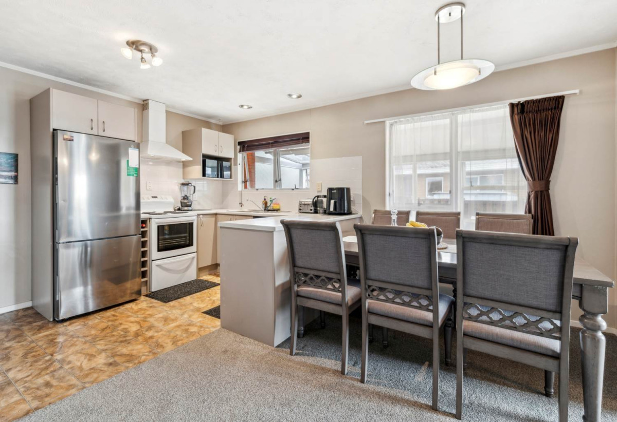 For rent,Brick and tile 3 beds 2 baths unit, 0.1 km to Pakuranga College, available now, 1/17 Liam Place, Half Moon Bay, Auckland