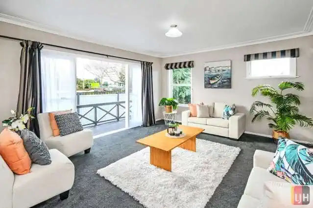 For rent, 3 beds 1 bath house with carport, Available from 16th August, 431A Great South Road, Opaheke, Auckland