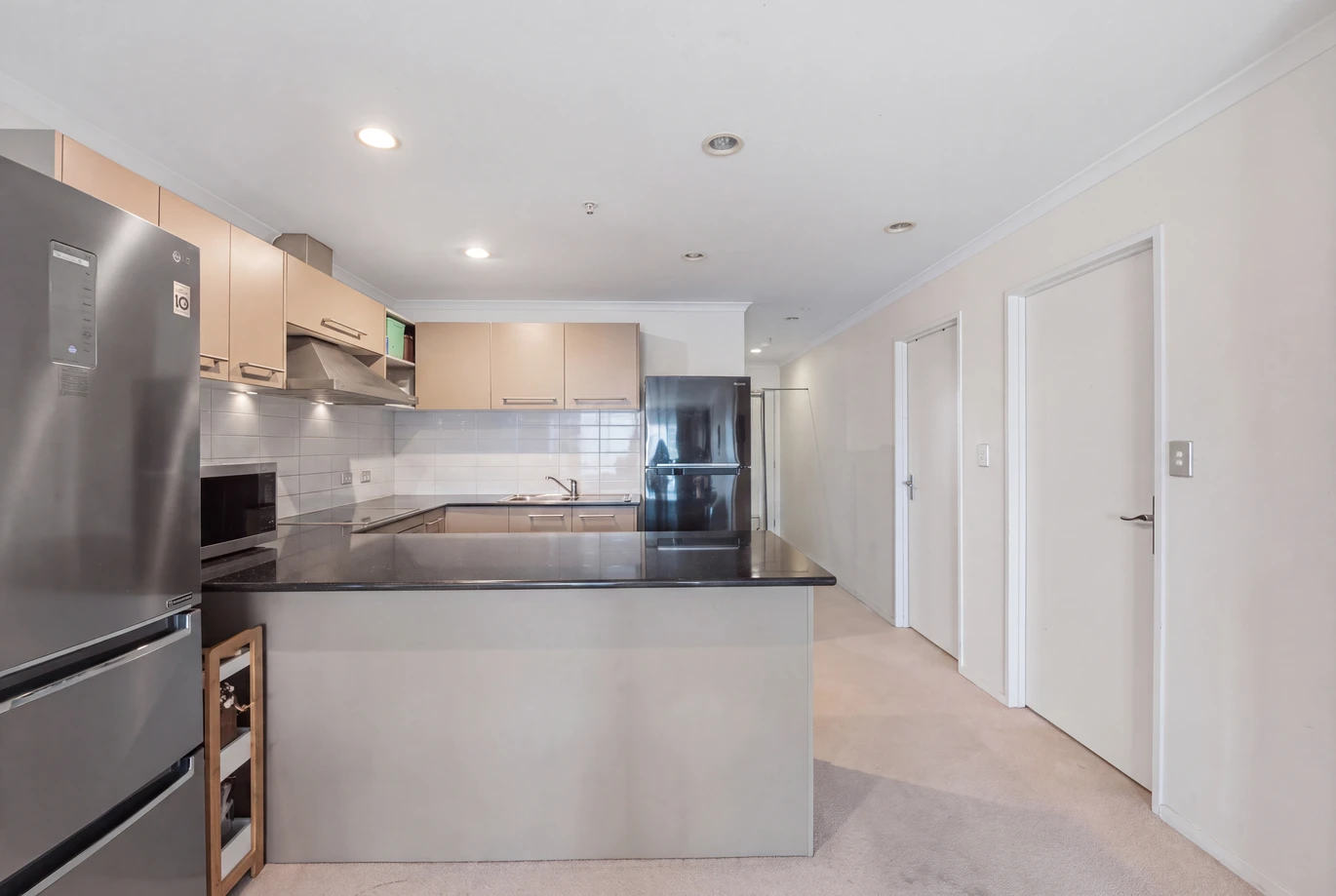 Overseas Vendor Must Sell – Double Grammar school zone (AGS & EGGS), 3 beds 2 baths apartment with 2 car parks, in the highly regarded King’s Square Apartments. 420/26 Remuera Road Newmarket, Auckland