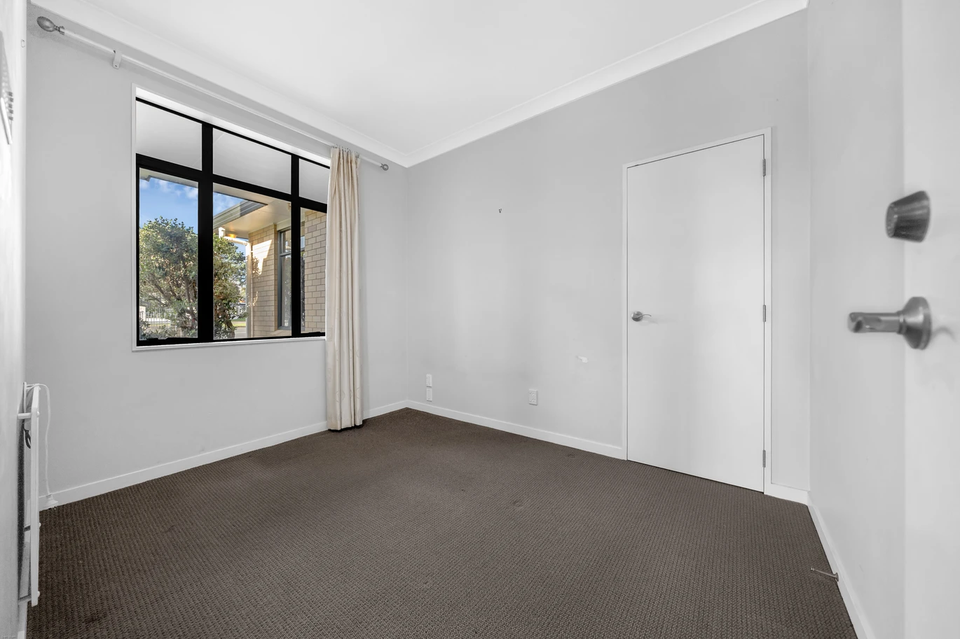 Grand Family Living on 806m² in Dannemora, 280m2 6 beds 3 baths house with double garage, Botany Downs Secondary College zone, 15 Kilkenny Drive East Tamaki Heights, Auckland