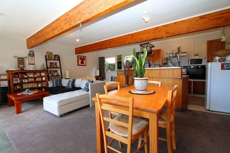 For rent, No smokers, MACLEANS ZONE & Swimming Pool Includes, 4 beds 2 baths house with standalone double garage, available 14th September, 28 Haseler Crescent, Mellons Bay, Auckland