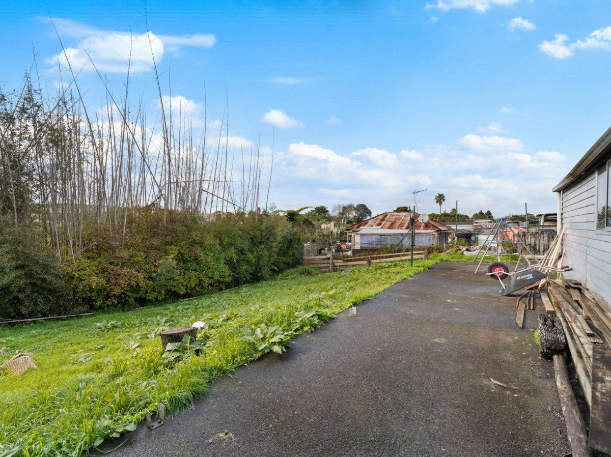 847m2 section, 3 beds 1 bath house with standalone garage, the owners have simply outgrown the home with a large and growing family, 39 Blake Road, Mangere East, Auckland